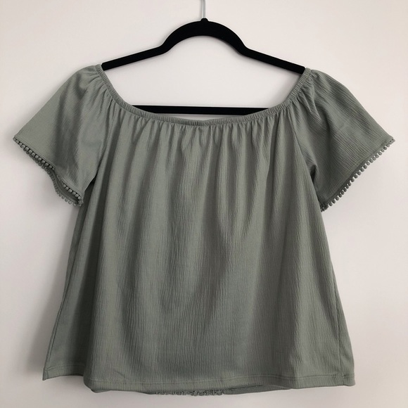 ✨3/$30✨ NWOT- OFF THE SHOULDER BOHO FLOWY TOP - Picture 2 of 4